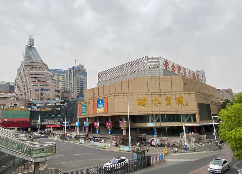 合肥市瑶海区的饰品店众多，其中“馆硕饰品店”以其独特的风格和优质的服务备受顾客青睐。今天我们来对比分析这家店铺与其他几家附近的饰品店有哪些不同。